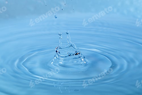 Preview: macro Beautiful drops in flight, colored drops