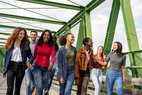 Visualização: Grande grupo de pessoas da Geração Z