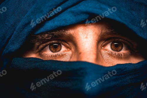 Preview: Look that simulates a blue cloth covered Berber in the desert of Merzouga in Morocco