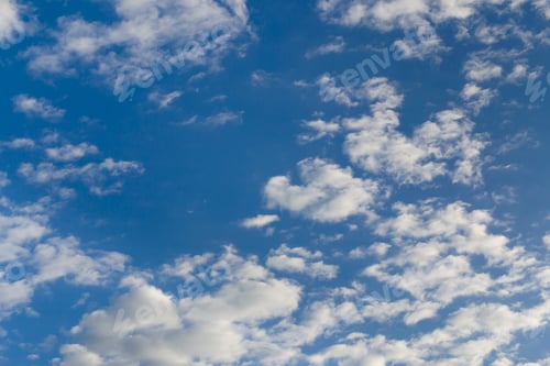 Vorschau: blauer Himmelshintergrund mit winzigen Wolken