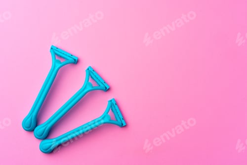 Preview: Female disposable razors on pink background top view