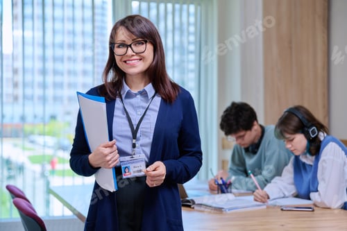 Visualização: Retrato de professora de meia idade, olhando para a câmera, na sala de aula da faculdade