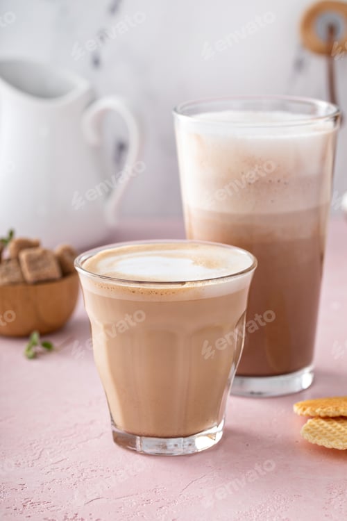 Preview: Coffee and espresso drinks in glasses, latte and mocha
