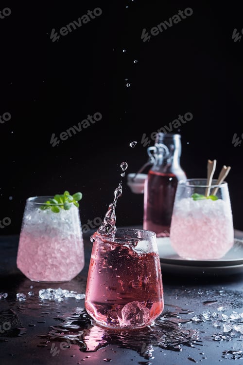 Preview: Splash of a pink cocktail