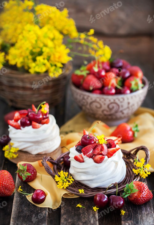 Vorschau: Delicious mini Pavlova meringue cake decorated with fresh berrie