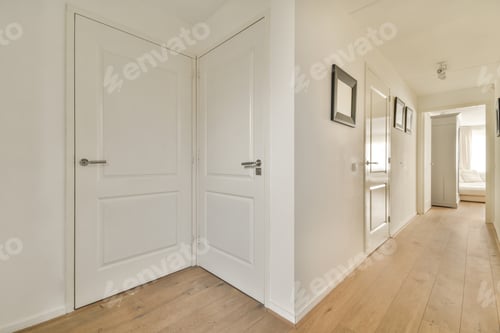 Preview: Narrow hallway with classic painting