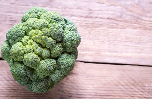 Preview: Fresh broccoli on the wooden background