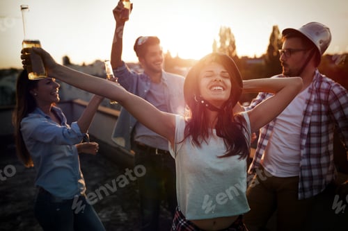 Visualização: Amigos felizes e alegres passando momentos divertidos juntos