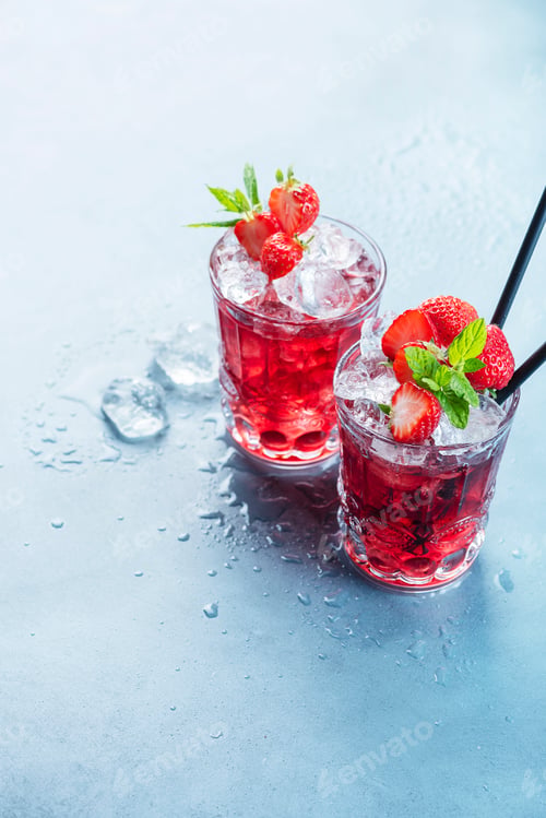 Preview: Red cocktail with ice and mint