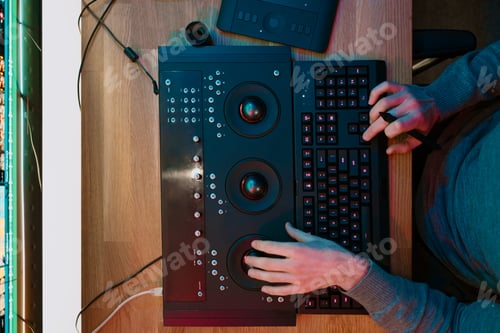 Vista previa: Hombre pone manos a un editor de vídeo trabajando en el panel de control de su ordenador personal