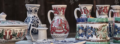 Preview: Decorated ceramic pottery at the souvenir market