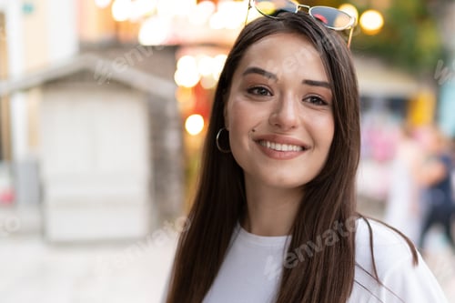 Preview: Smiling Woman with Sunglasses on Head in City
