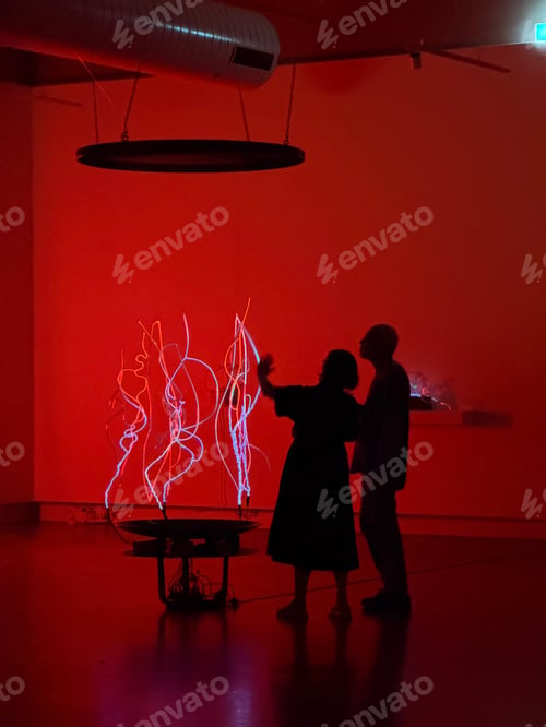 Preview: Silhouette on red