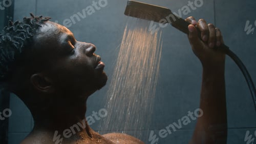 Visualização: Homem afro-americano lava o corpo nu e molhado, homem étnico musculoso, homem sexual, modelo masculino, lavando-se no chuveiro