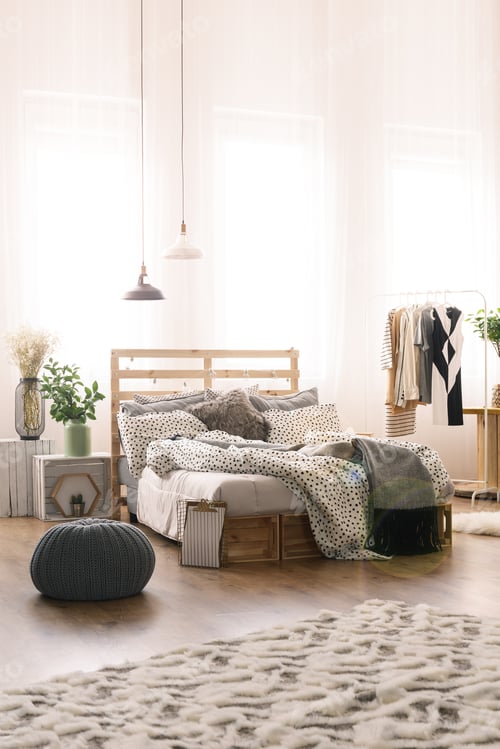 Preview: Spacious bedroom with carpet