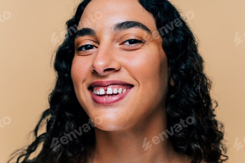 Preview: Beauty studio portrait of beautiful hispanic woman with diastema