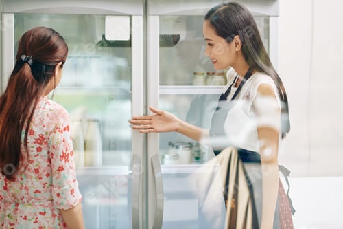 Preview: Shop assistant showing products