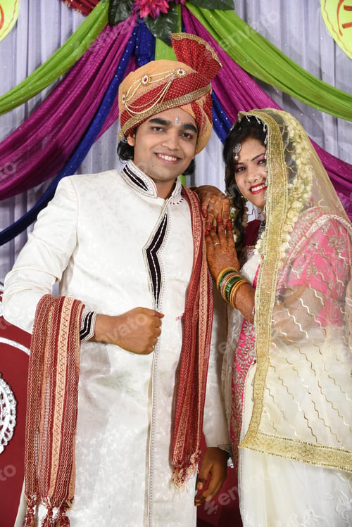 Preview: Traditional Indian bride and groom in marriage ceremony