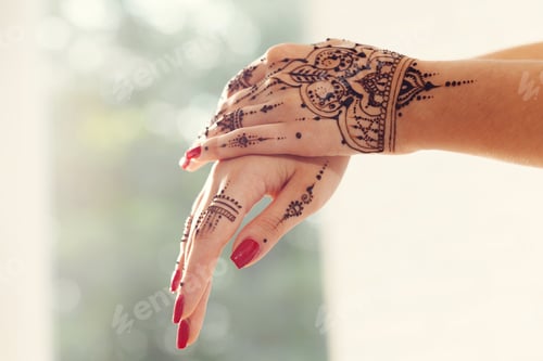 Preview: Red manicured hands with Mehndi
