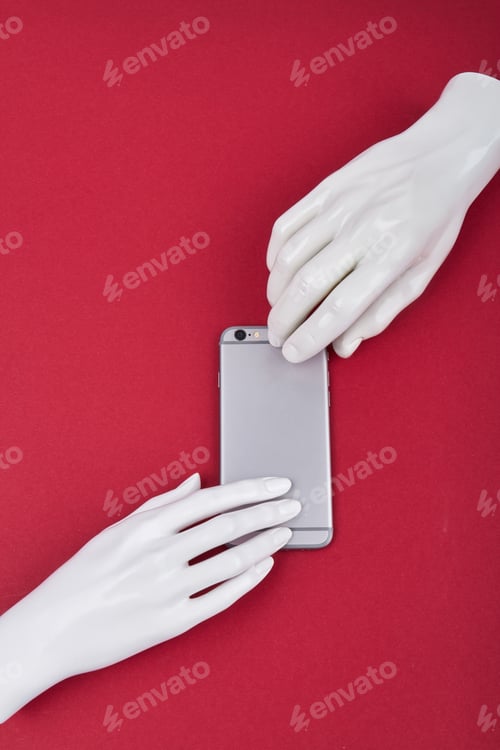 Preview: Vertical shot mannequins hands and smartphone.