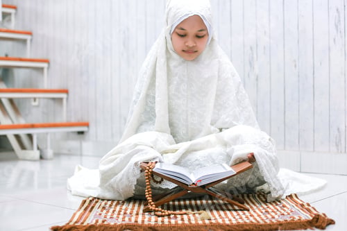 Preview: Mulim Woman Reading Quran