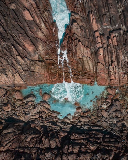 Preview: A rocky coastline with turquoise water