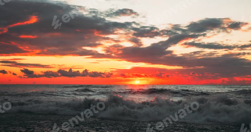 Vorschau: Bei Sonnenuntergang scheint die Sonne über dem Horizont. Meereswellen I