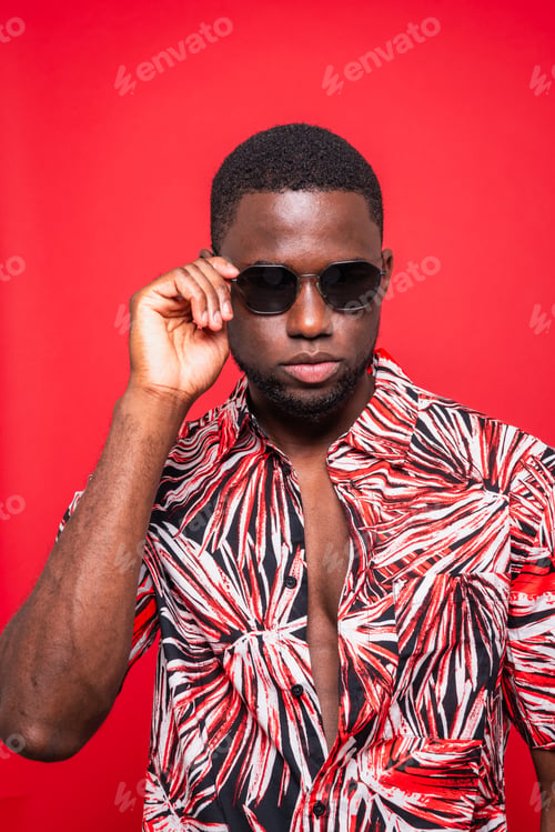 Preview: Stylish black man in sunglasses tropical shirt