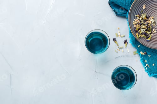 Preview: Blue butterfly pea flowers tea in a glass on table