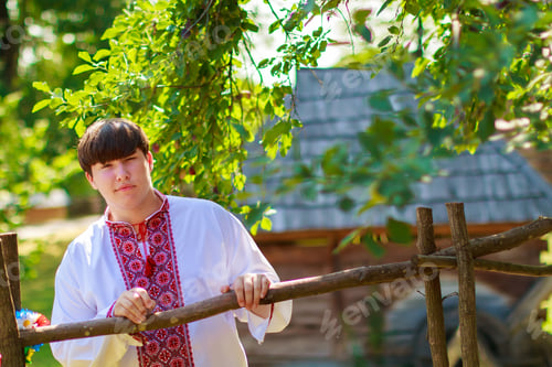 Vista previa: sets of Ukrainian traditional wreaths against the leaves background
