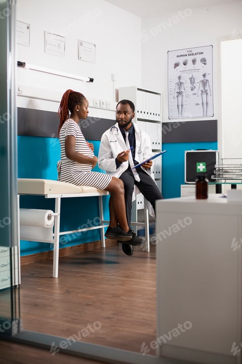 Preview: Pregnant patient talking to male doctor