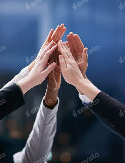 Vorschau: Aufnahme einer Gruppe von Kollegen, die sich in einem Büro gegenseitig ein High Five geben