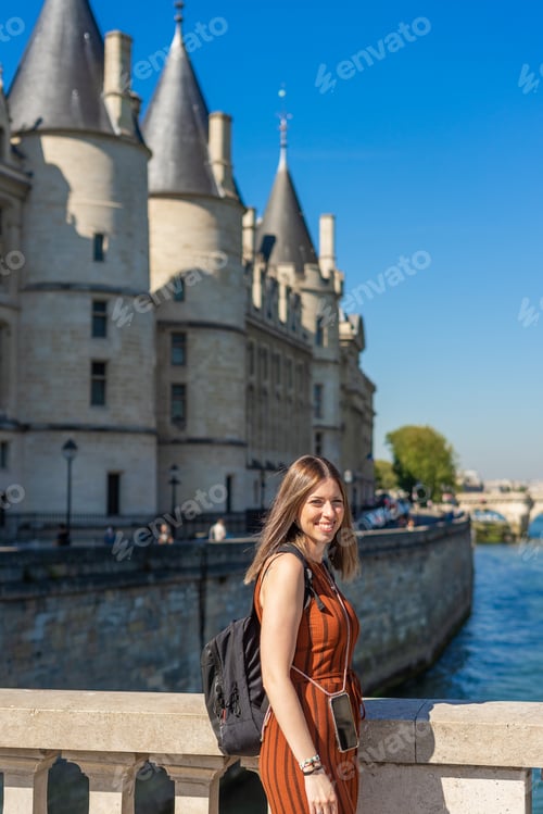 Preview: Female tourist in front of Sainte Chapelle in Paris