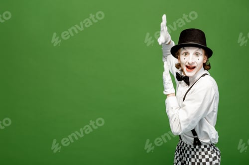 Preview: Pantomime on the green background