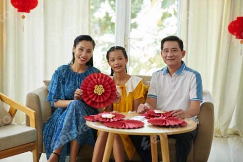 Visualização: Família mostrando decoração de papel