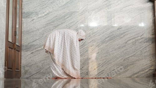 Preview: Asian Muslim women praying at the mosque