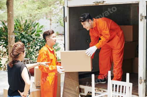 Preview: Woman managing workers