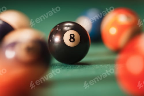 Vorschau: Billardball mit Nummer 8 auf grünem Hintergrund.