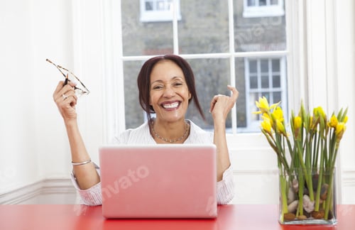 Preview: Businesswoman smiling at desk