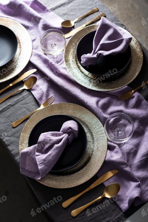 Preview: Table style decoration with dark linen tablecloth