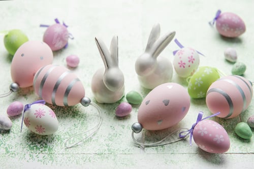 Preview: Decorative rabbits and Easter eggs on the table