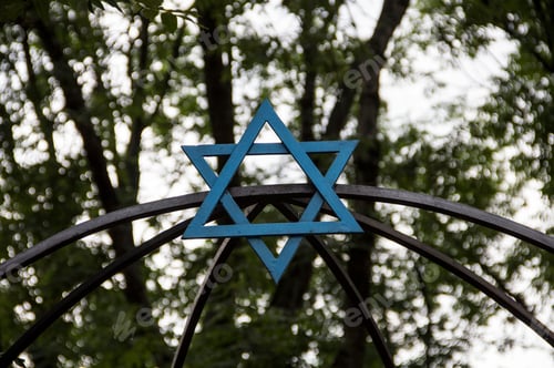 Preview: Star of David symbol on a metal arch against a bokeh background