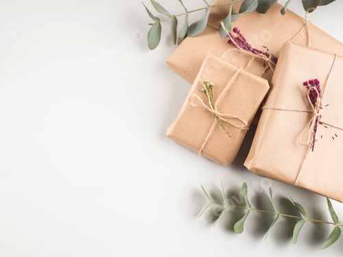 Preview: Gift box wrapped in craft paper with dried flowers