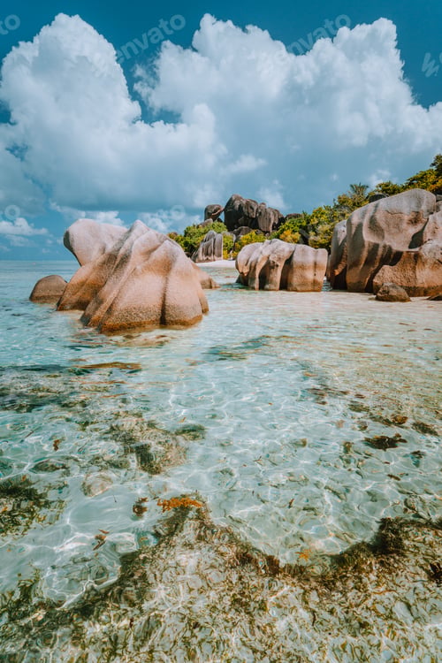 Preview: Anse Source d'Argent - Dreamlike, paradise beach with unique bizarre granite boulders, shallow