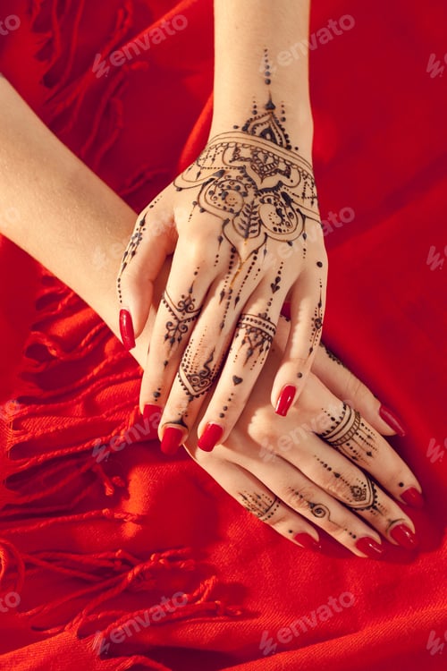 Preview: Red manicured hands with Mehndi