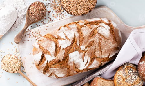 Preview: Sliced rye bread on cutting board, closeup..
