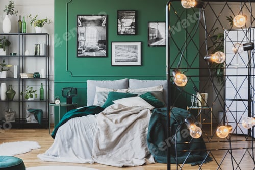 Visualização: Cama aconchegante com travesseiros e cobertores nas cores esmeralda e cinza