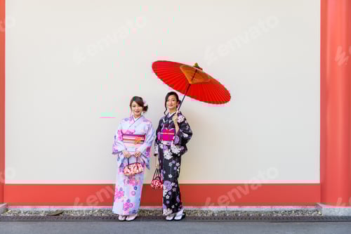 Preview: Japanese women with kimono walking in Tokyo