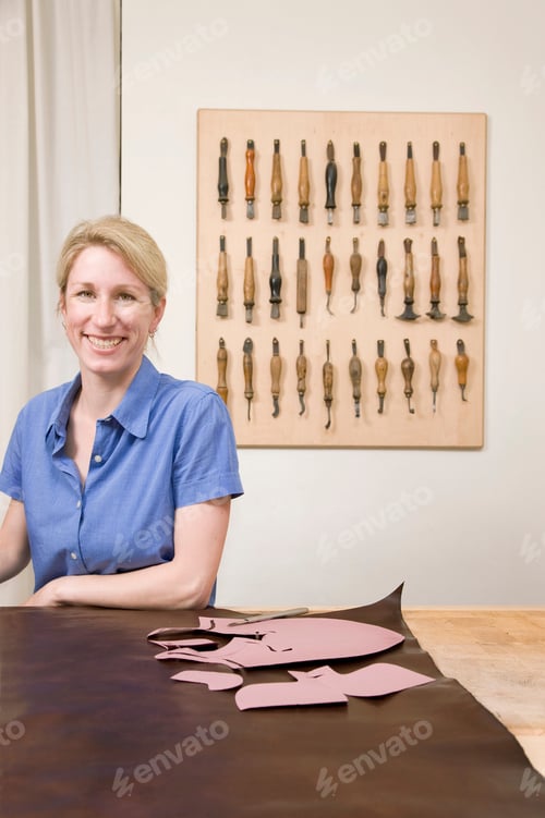 Preview: Shoemaker with her special tools