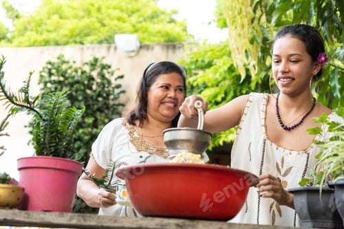 Visualização: Women grind corn for family dinner